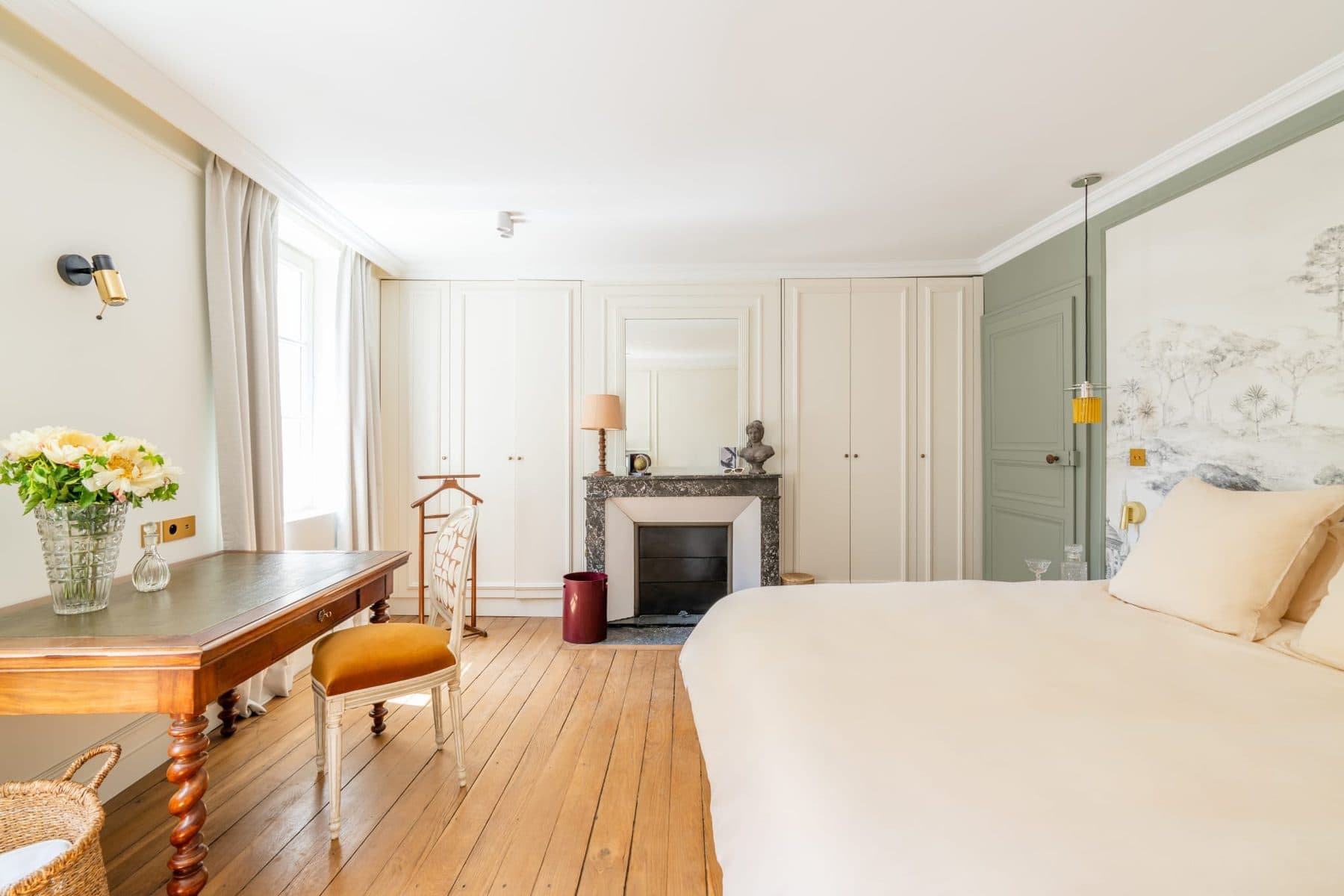 Chambre avec parquet et cheminée de la maison de maître