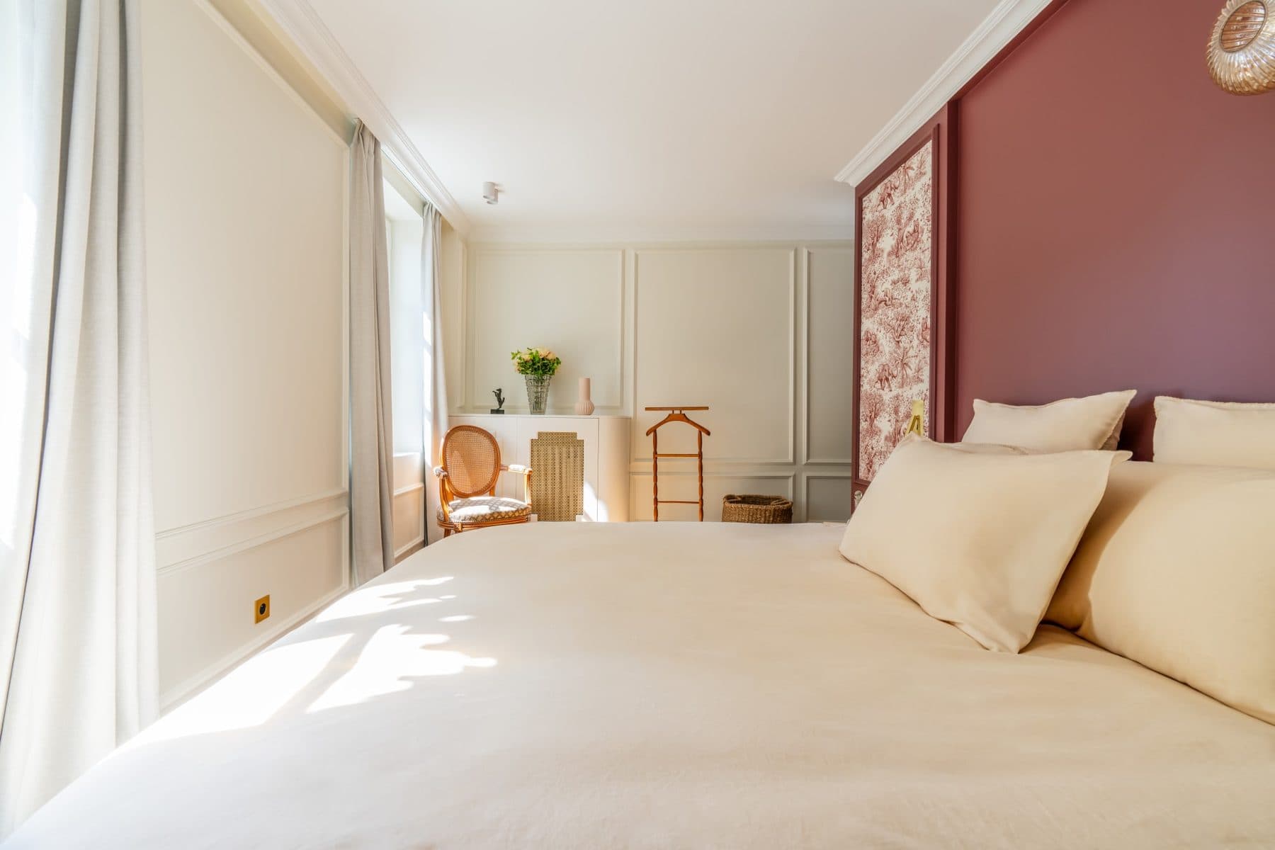 Dormitorio en tonos rojos con cama doble