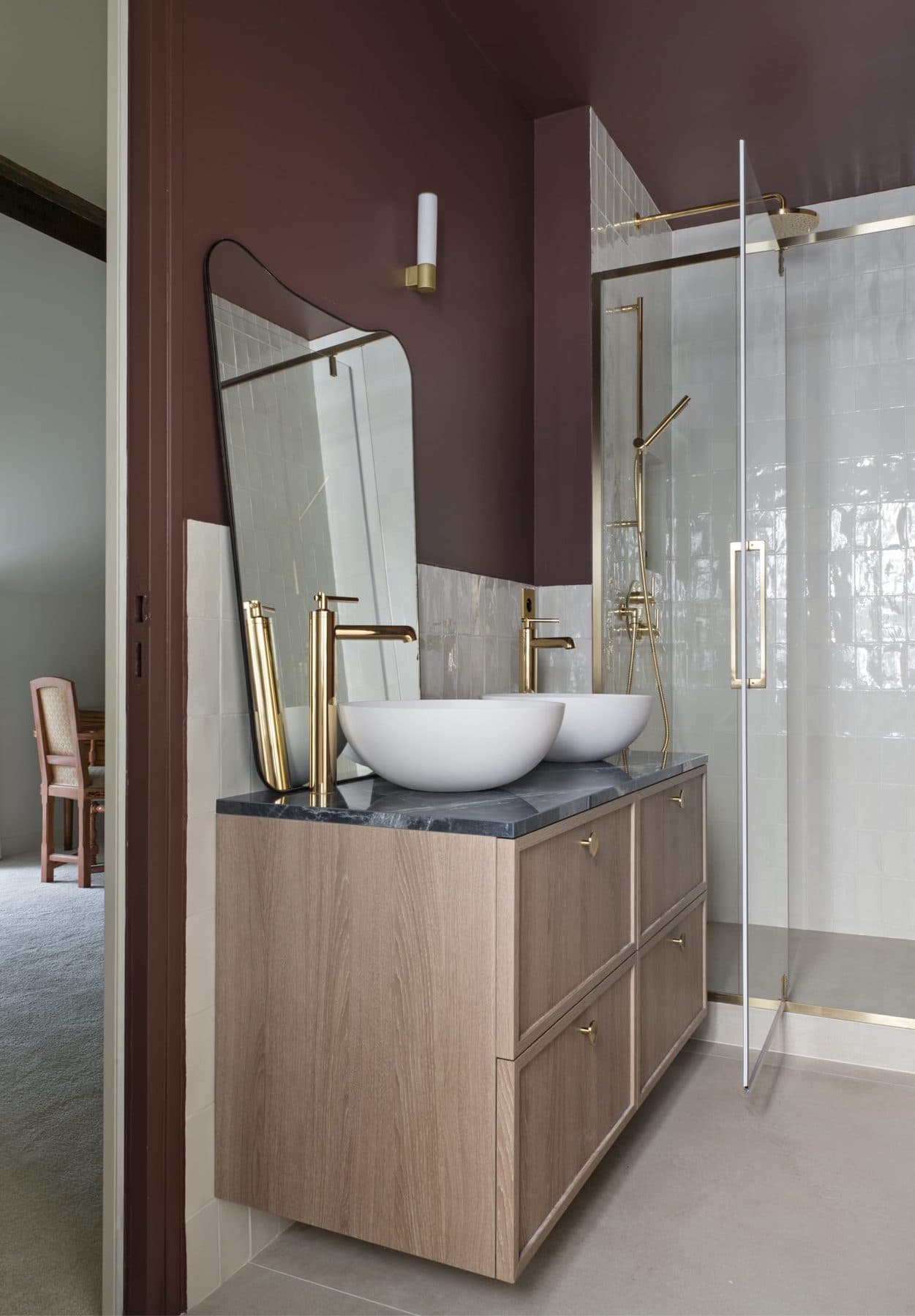 Salle de bains avec douche aux tons prune