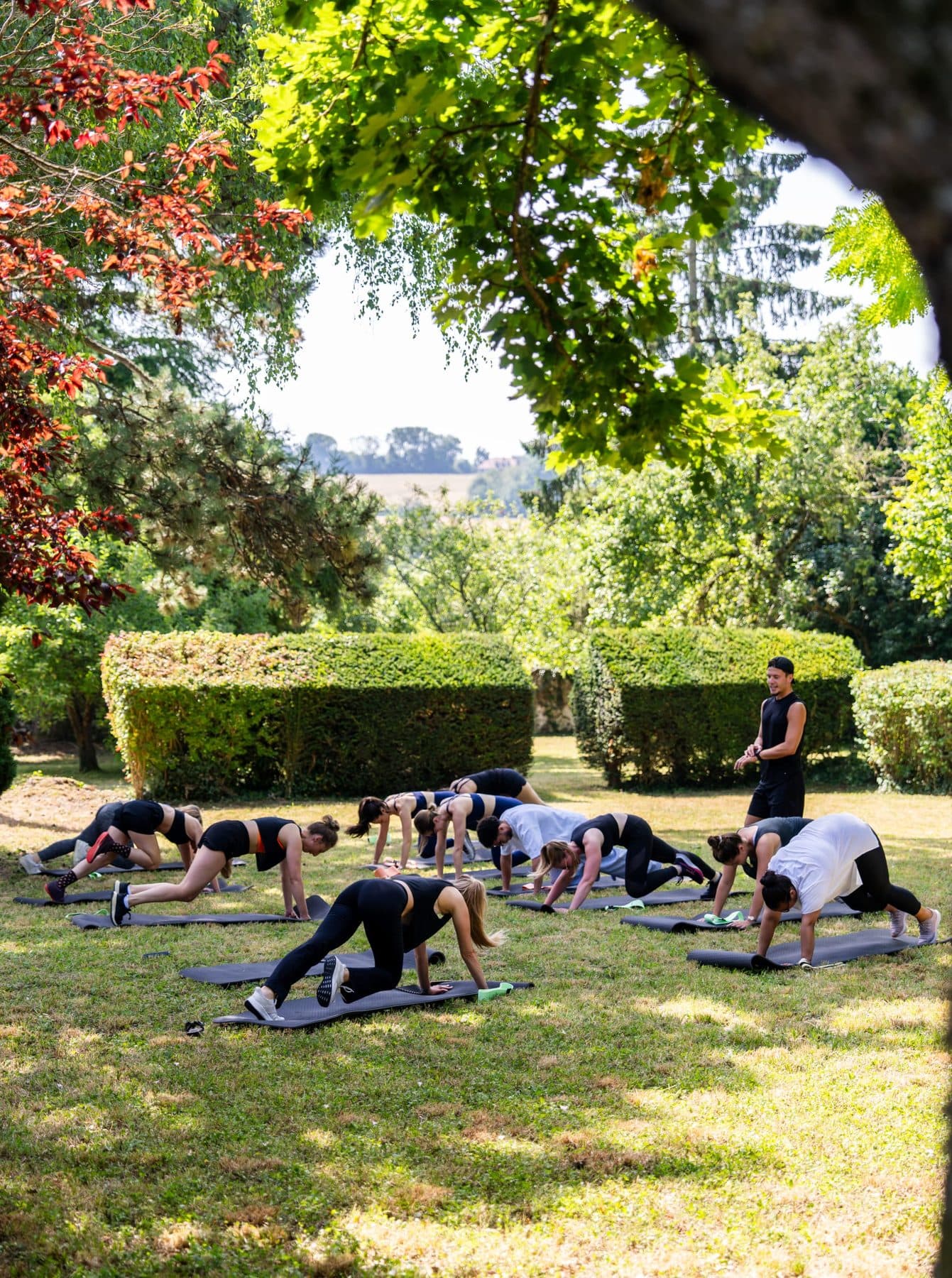 Séance de sport collective sur la pelouse du domaine